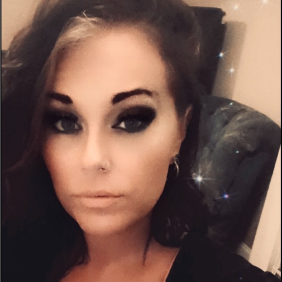 Meet your Posher, Casey - Picture 2 of 7